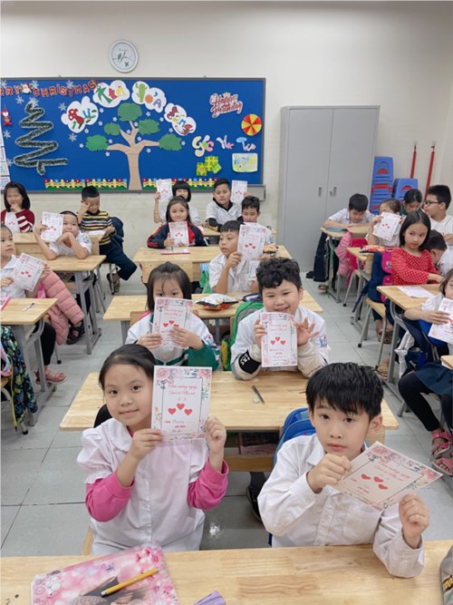 Mừng ngày Phụ nữ Việt Nam_Các con học sinh lớp 3G tự làm Bưu thiếp tặng Mẹ, tặng Cô